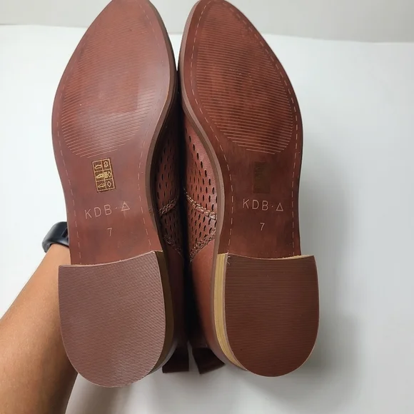 NEW KELSI DAGGER alaska perforated ankle booties - Picture 5 of 8